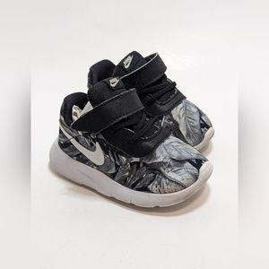 Nike kids sneakers style number 833673–002. US size 5C